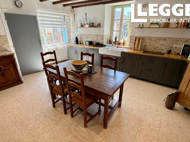 Une maison familiale de quatre chambres avec studio/gîte, nouvelle piscine et grand jardin et granges