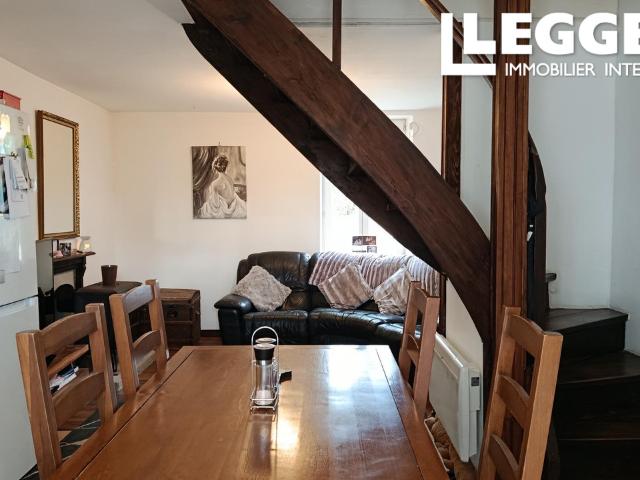 Une maison individuelle de 4 chambres, située juste à l'extérieur d'un petit village, avec des jardins clos et