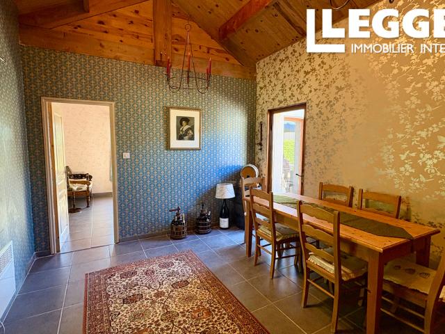 Une maison lumineuse de 3 chambres. Construite en 2017, elle présente une disposition en quadrilatère et cour