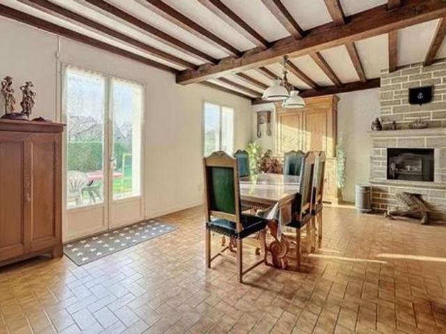 Une maison lumineuse et chaleureuse, nichée sur plus de 7 017 m² de verdure, à quelques minutes de Mortain