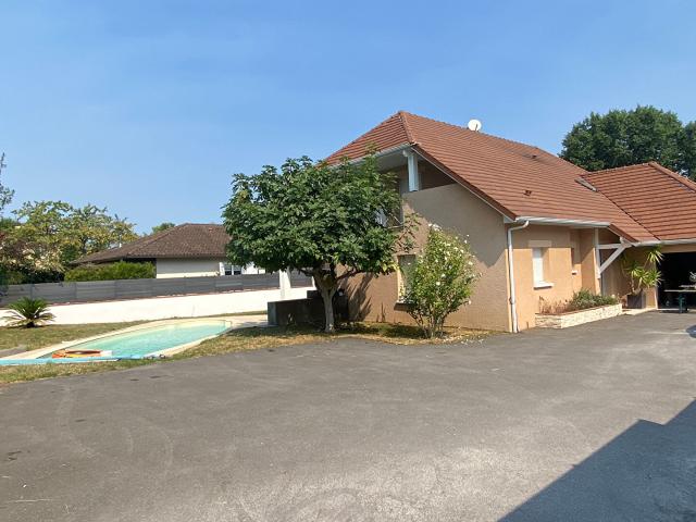 Une maison rare par ses volumes et sa configuration, à découvrir sans tarder à Lons., Lons