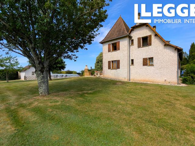 Une maison style périgourdine avec piscine couverte, jardin arboré, 2 prairies et une vue panoramique !