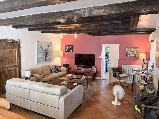 Une belle maison de village rénovée avec vue sur la vallée. 170m² Gensac