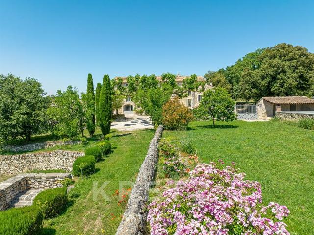 Une signature confidentielle d’exception en Drôme Provençale 350m² Grignan