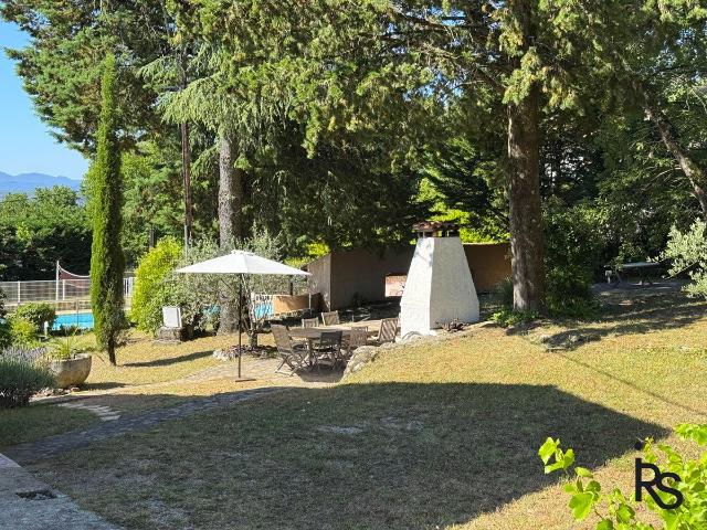 Une spacieuse villa de 267 m2 avec 5586 m2 de jardin et une. 267m² Chassiers