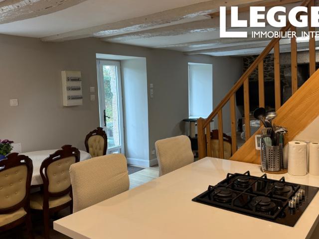 Une superbe maison de 4 chambres avec un gîte d’une chambre, dépendance, garage et jardins près de Rostrenen