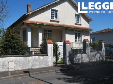 Une superbe maison de ville de 4 chambres dans le quartier populaire de Montmorillon avec jardin