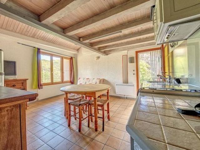 Une petite maison pleine de charme, entièrement rénovée, avec terrasse et vue dégagée au cœur du village des Aires