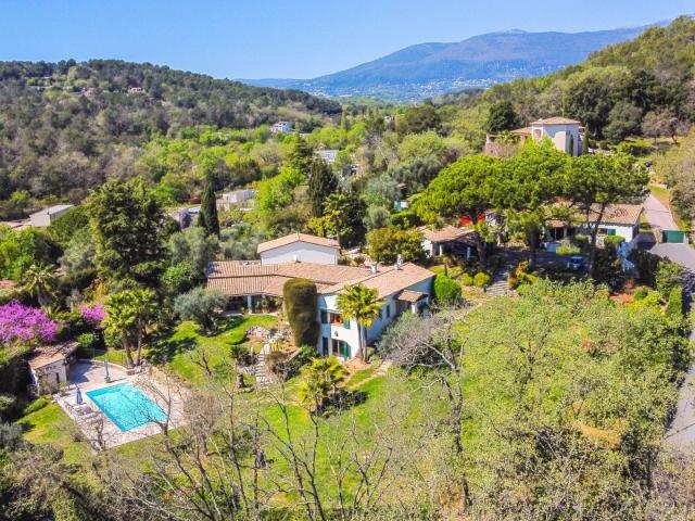Une présence imposante au sein d’un petit domaine privé ferm. 440m² Opio