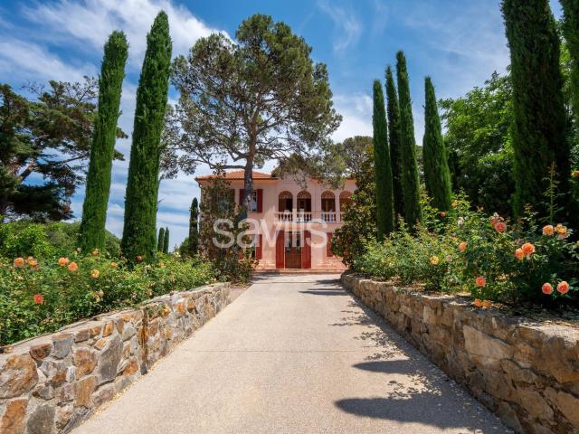 Une propriété Belle Epoque, riche en histoire, proche du vi. 250m² Saint Tropez