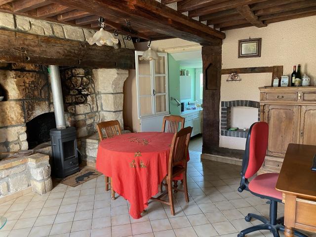 Une propriété comprenant: Une maison d'habitation offrant: Au rez de chaussée: séjour avec cheminée, cuis