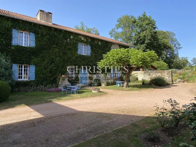 Une Propriete Exceptionnelle sur 34 Hectares 270m² Piégut Pluviers
