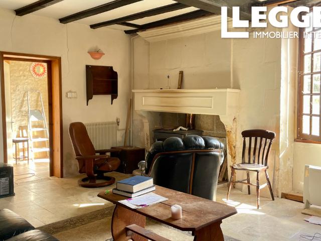 Une propriété en pierre, avec quatre chambres, un jardin et un terrain attenant