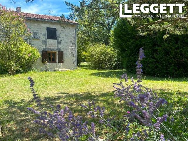 Une superbe propriété de 4/5 chbres et 3 salles d'eau, sud de Villebois Lavalette, piscine, terrain et auvent