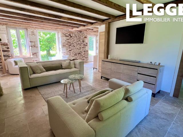 SOUS OFFRE Une propriété rénovée de grande qualité. Maison de luxe entièrement meublée comprenant 4 chambres
