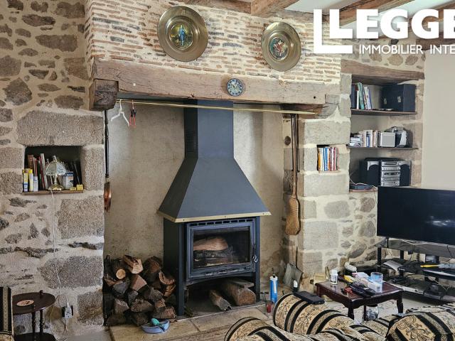 SOUS OFFRE ! Une propriété unique composée de deux maisons séparées par une spacieuse grange