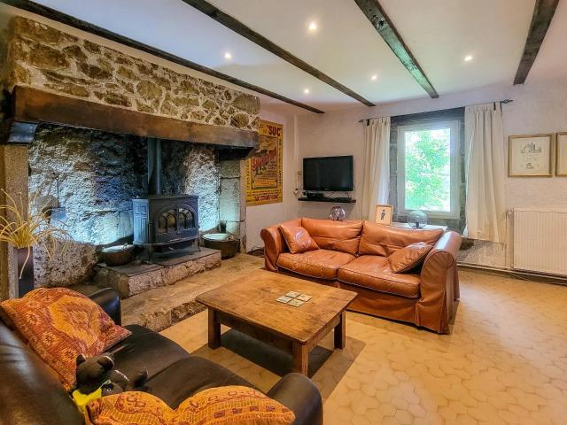Une propriété unique en 3 parties au cœur de Lunac 293m² Lunac