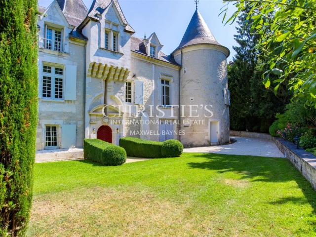 Une Rare Demeure Aristocratique Française Au Patrimoine Rema. 902m² Brantôme