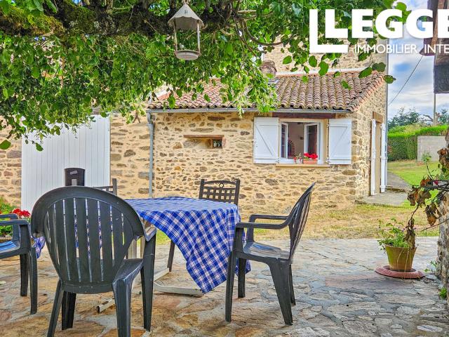 Une Rareté: Magnifique Propriété de Campagne au Charme Authentique avec Plus de 2 Ha de Terrain Naturel Privé