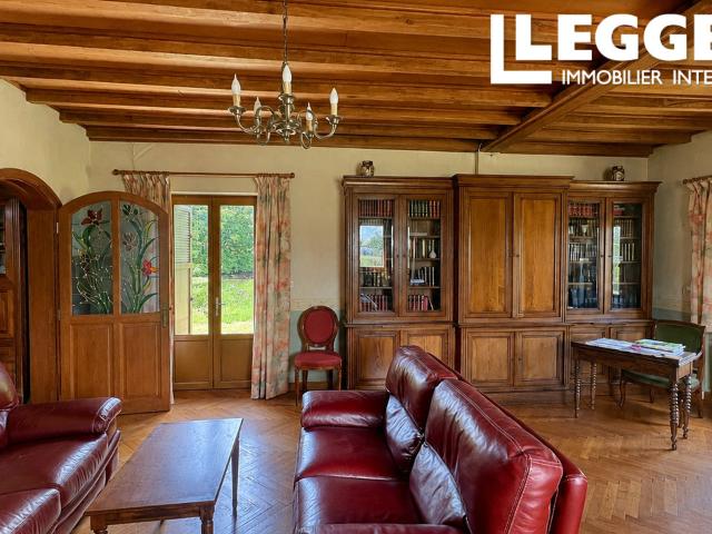Une trouvaille rare: un lac paisible bordé d'une magnifique propriété en pierre de quatre chambres