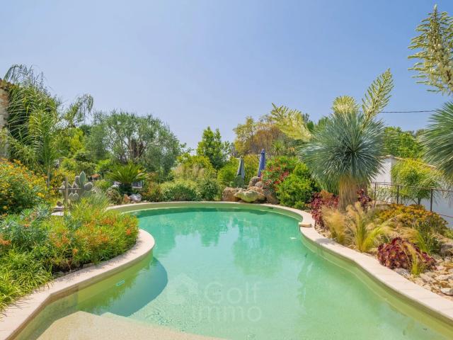 Une villa contemporaine de 160 m² avec une annexe de 60 m². 160m² Grasse