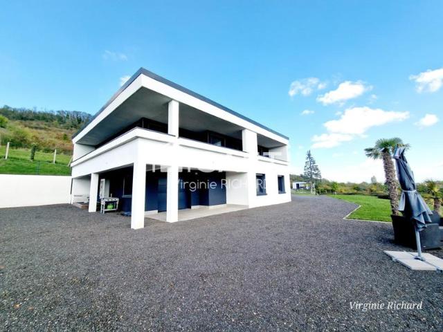Une villa contemporaine ou confort et sérénité se conjuguent. Ici, l'intimité est garantie à vie