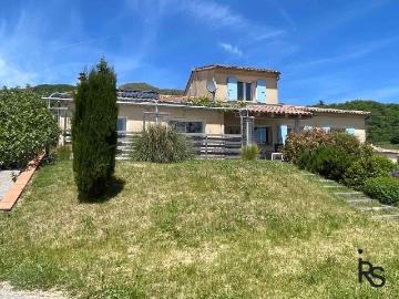Une villa de 144 m2 habitables avec terrasse et 1138 m2 de jardin avec une belle vue sur les montagnes
