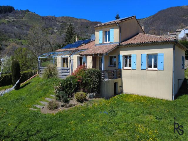 Une villa de 144 m2 habitables avec terrasse et 1138 m2 de jardin avec une belle vue sur les montagnes