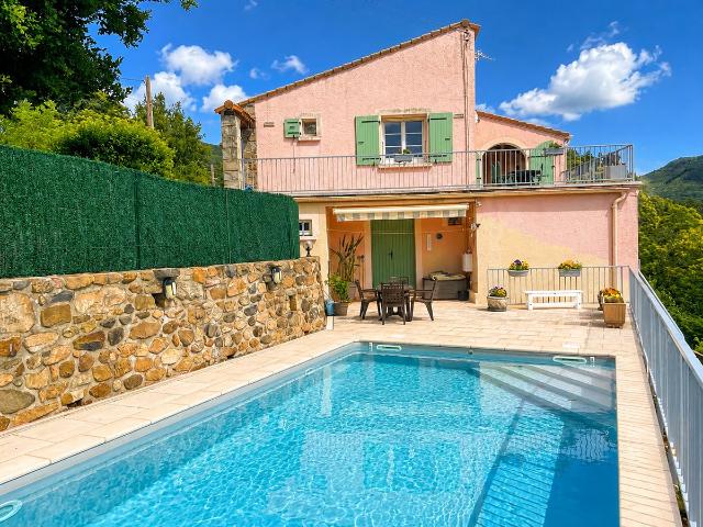 Une villa de 157 m2 avec une vue imprenable, une piscine cha. 157m² Saint Etienne de Boulogne