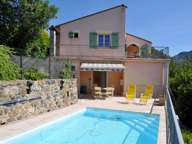 Une villa de 157 m2 avec une vue imprenable, une piscine chauffé et 2190 m2 de terrain arboré