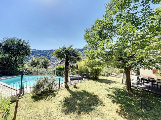 Une villa de 212 m2 avec 3797 m2 de jardin et piscine, 5 cha. 212m² Largentière