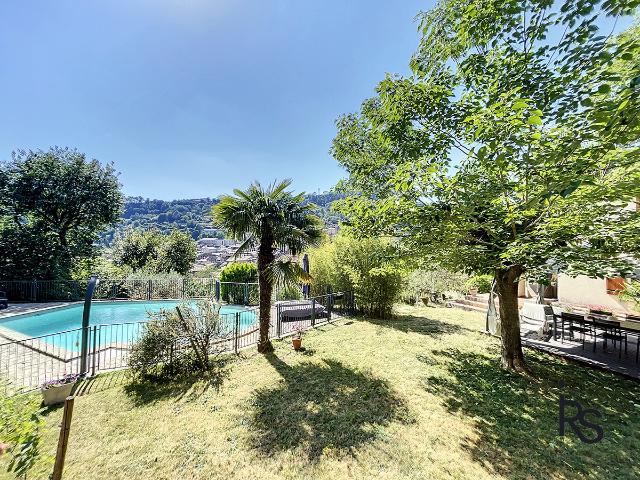 Une villa de 212 m2 avec 3797 m2 de jardin et piscine, 5 chambres et un bureau, garage et caves en RDC