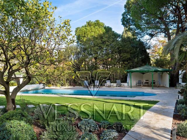 Une villa entièrement rénovée avec un magnifique jardin plat 280m² Antibes