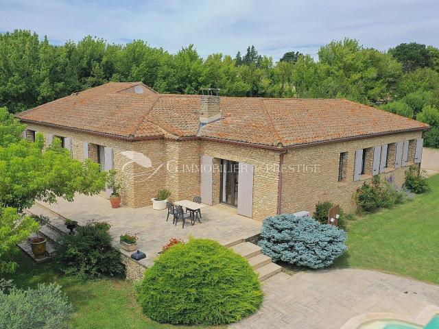 Une villa en pierre avec piscine 230m² Carpentras