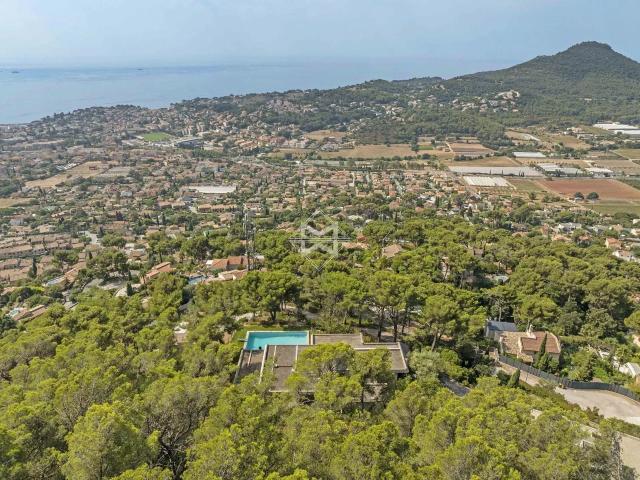 Une villa pensée comme une sculpture habitable, tournée vers. 320m² Carqueiranne