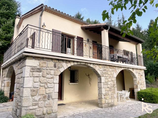 Une villa traditionnelle de 172 m2 avec une très jolie vue e