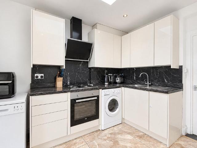 Uneeda Drive, Greenford UB6 5 bed semi detached house to rent £3,950 pcm £912 pw