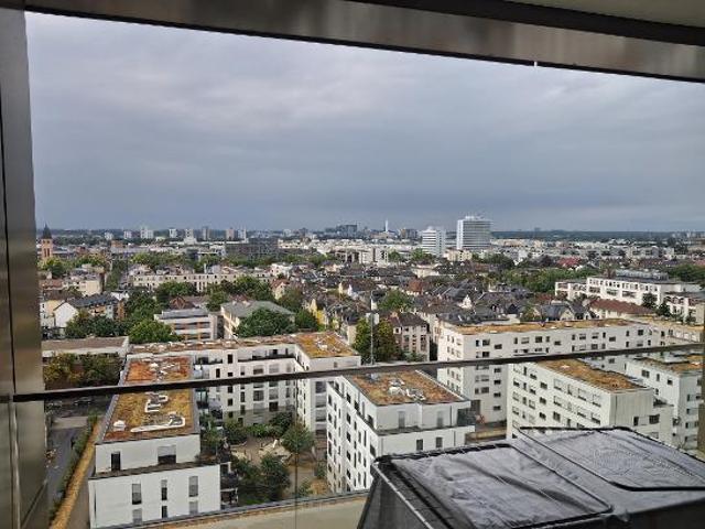Uneingeschränkte Fernsicht in Südlage mit 3 Zimmern und Balkon in Frankfurt