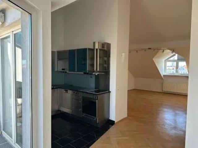 Uneinsichtige DG Wohnung mit 11m² Dachterrasse, 9. Bezirk