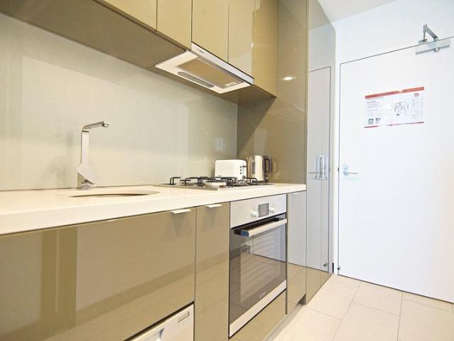 Unfurnished 1 bedroom apartment New Carpet Installed in July 2024