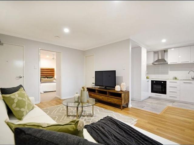 UNFURNISHED 1 BEDROOM APARTMENT!