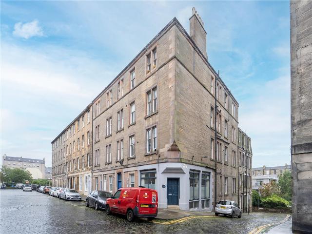 Unfurnished 1 bedroomed 2nd floor flat