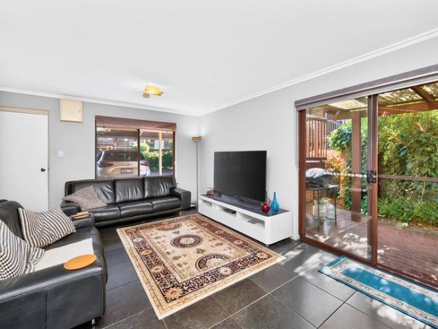 UNFURNISHED 2 BEDROOM