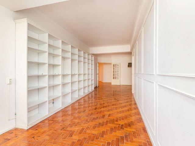 Unfurnished 2 bedroom apartment for rent in Restelo, Lisbon