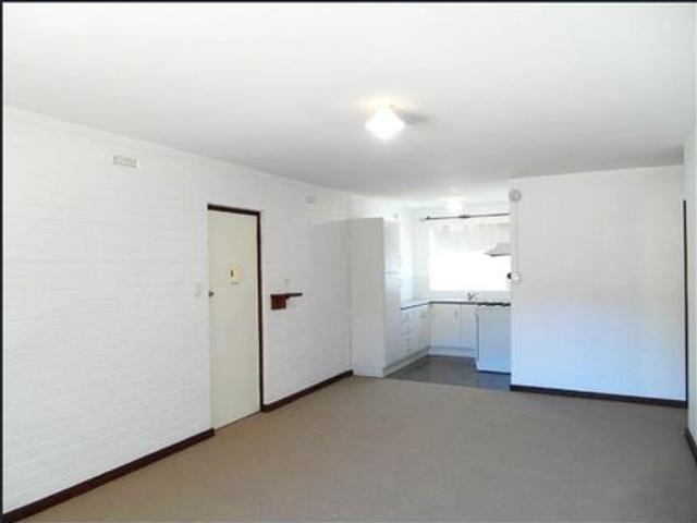 Unfurnished 2 Bedroom Apartment in Prime Crawley Location