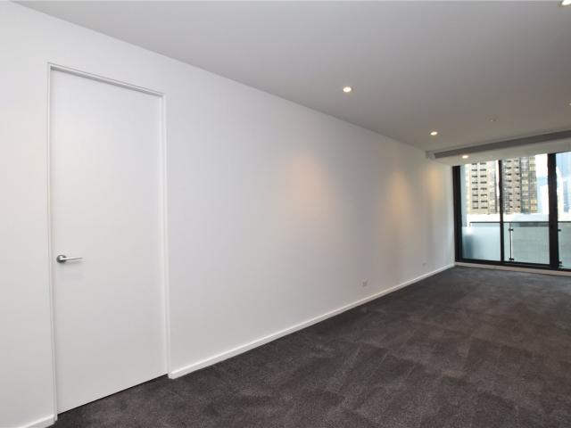 UNFURNISHED 2 bedroom apartment located in Southbank