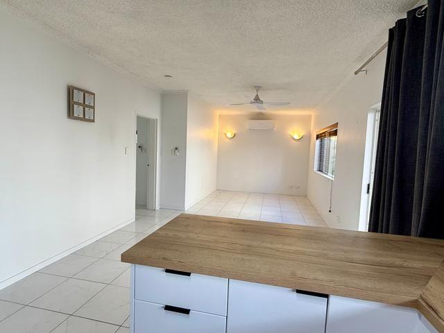 UNFURNISHED 2 BEDROOM UNIT, SHORT WALK TO THE BEACH!