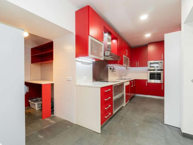 Unfurnished 3 bedroom apartment for rent in Chiado, Lisbon
