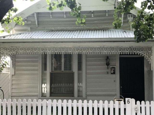 Unfurnished 3 bedroom Victorian terrace with sunny back garden