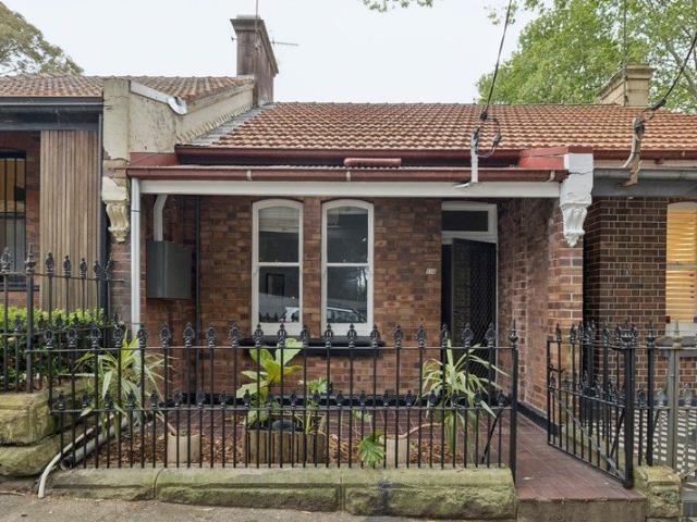 Unfurnished terrace in quiet street